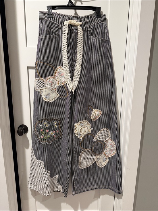 POL Pants - POL Embroidered Appliqué Wide-Leg Pinstripe Pants - Black & White